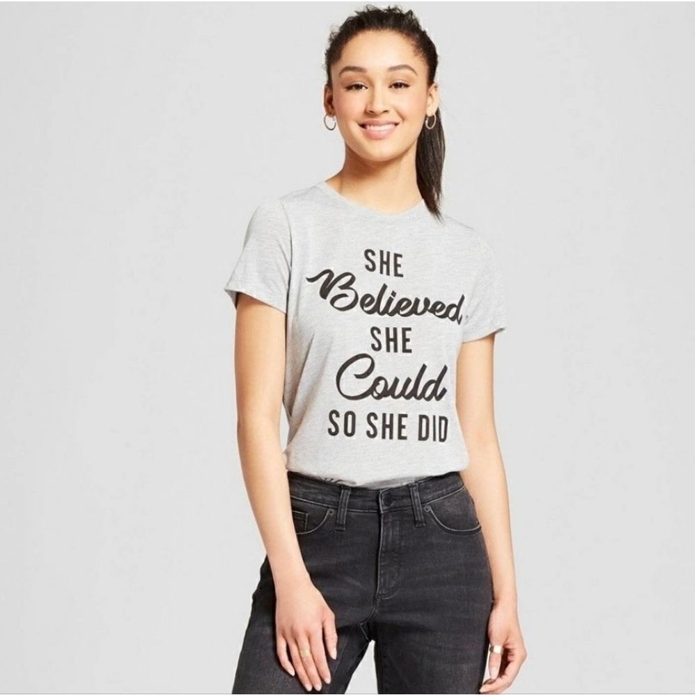 Zoe + Liv Women's Gray Short Sleeve Graphic T-Shirt